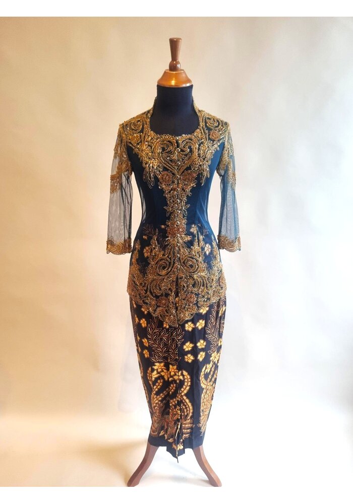 Kebaya trendy dennengroen met bijpassende sarong