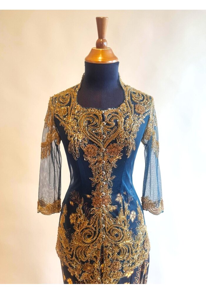 Kebaya trendy dennengroen met bijpassende sarong