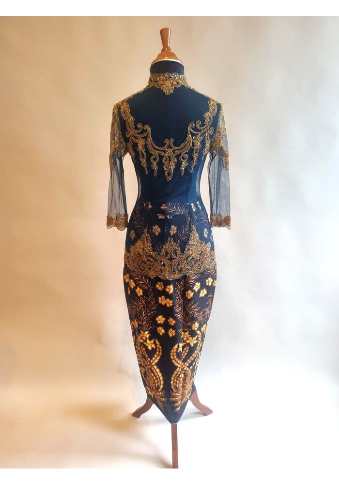 Kebaya trendy dennengroen met bijpassende sarong