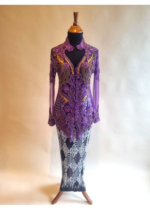 Kebaya glamour lavender met bijpassende rok plisse