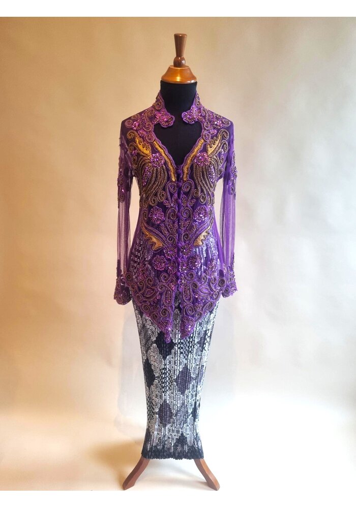 Kebaya glamour lavender met bijpassende rok plisse