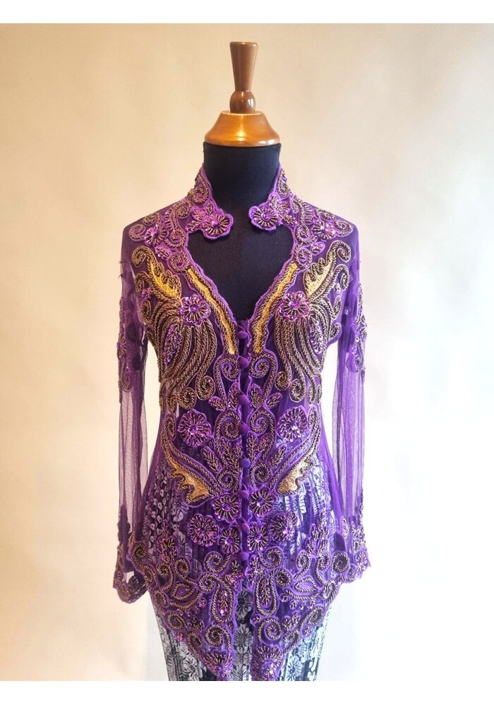 Kebaya glamour lavender met bijpassende rok plisse