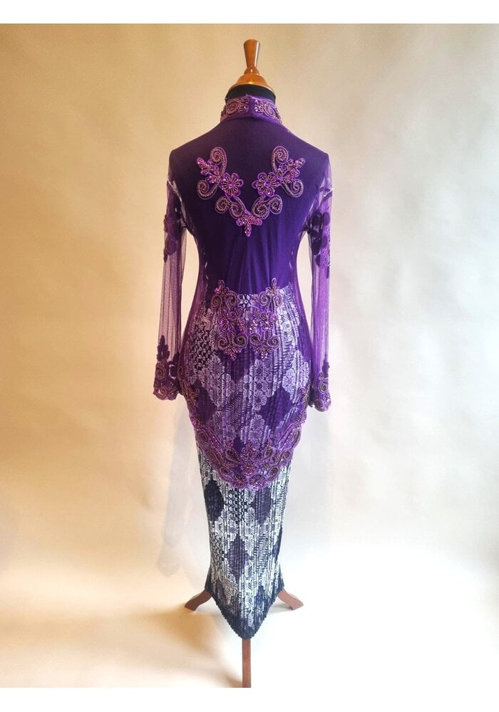 Kebaya glamour lavender met bijpassende rok plisse