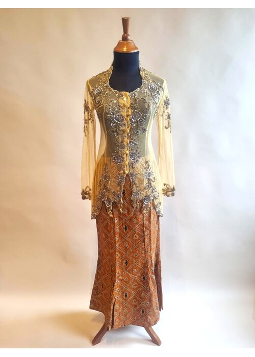 Kebaya trendy goud met bijpassende sarong