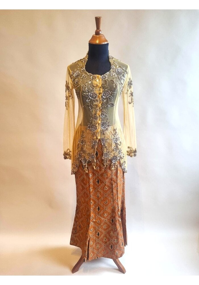 Kebaya trendy goud met bijpassende sarong