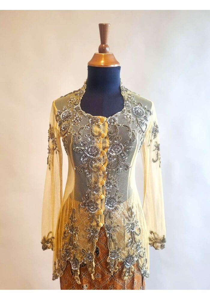 Kebaya trendy goud met bijpassende sarong