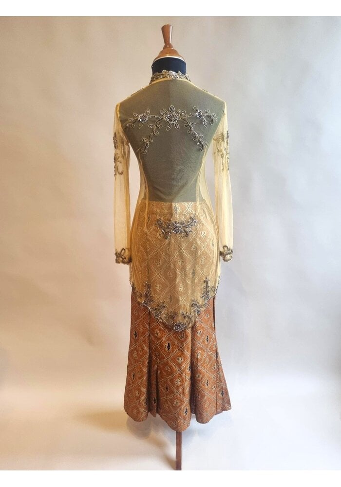 Kebaya trendy goud met bijpassende sarong