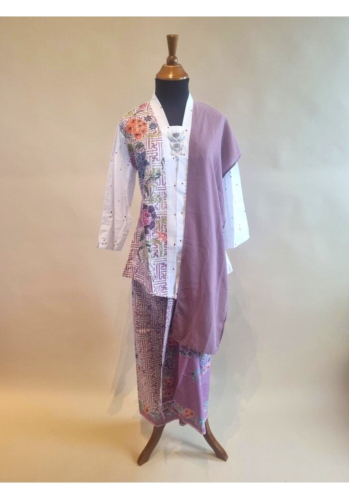 Kebaya kutubaru met bijpassende wikkel rok en selendang