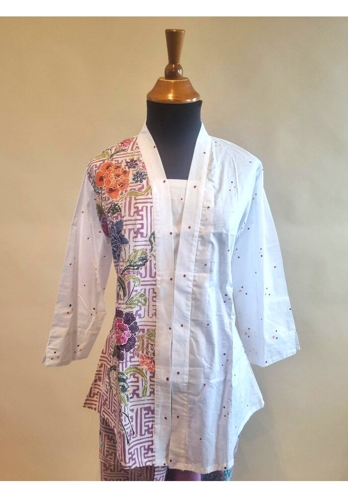 Kebaya kutubaru met bijpassende wikkel rok en selendang