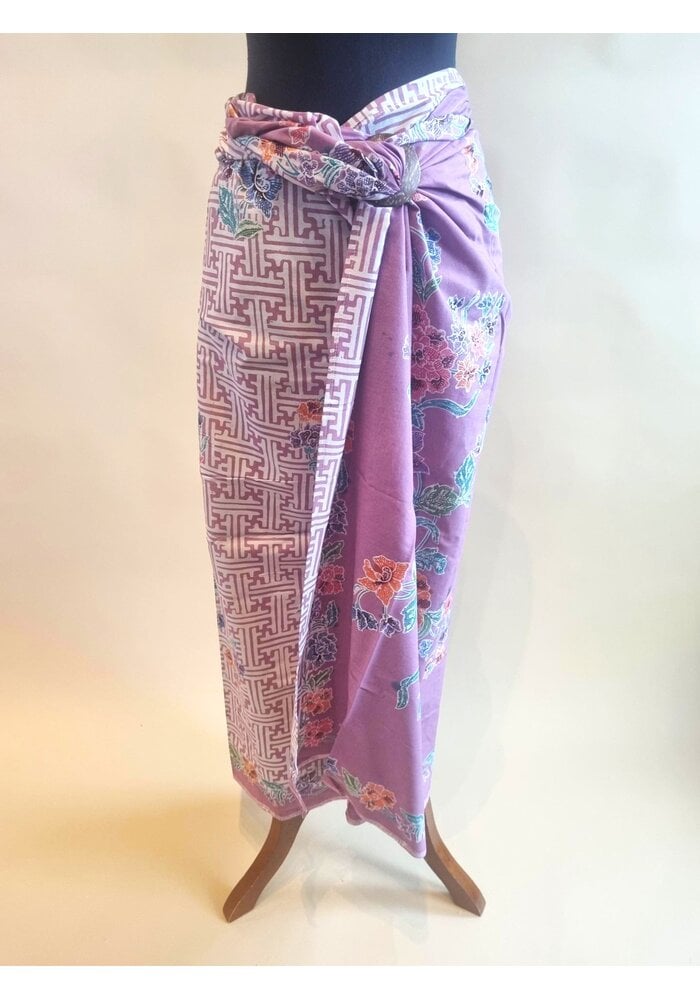 Kebaya kutubaru met bijpassende wikkel rok en selendang