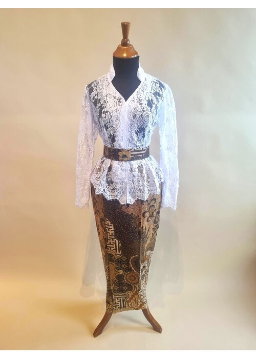 Kebaya wit met bijpassende sarong en batik riem