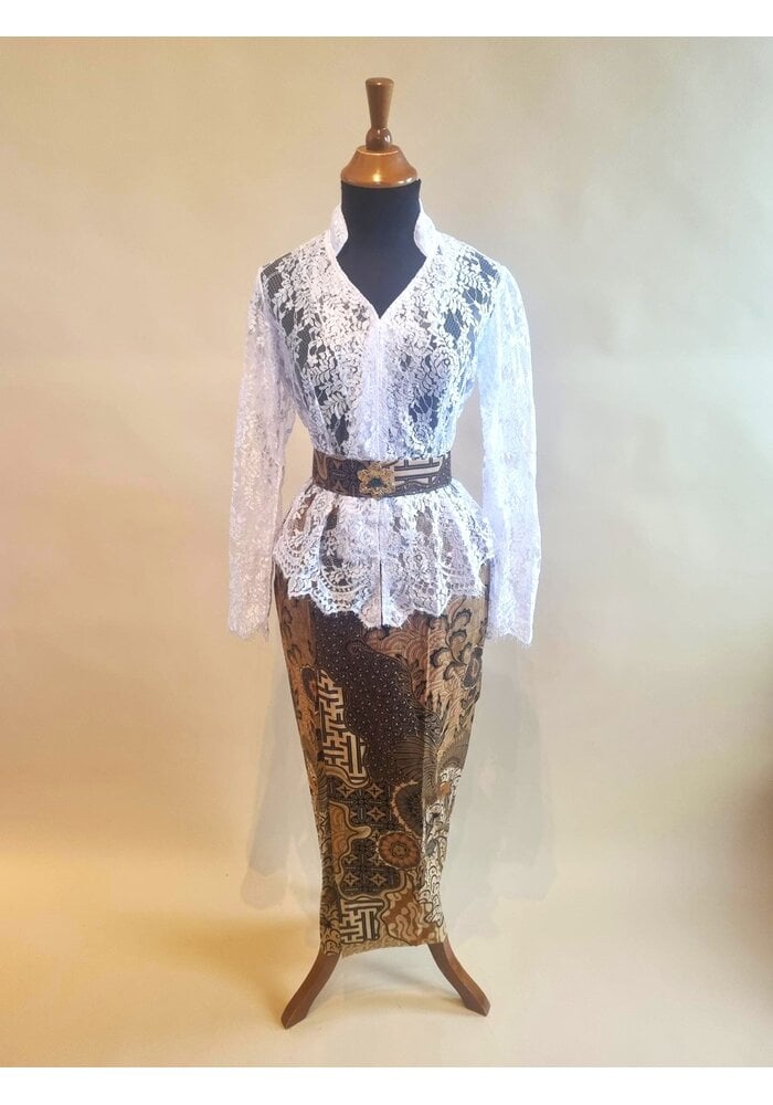 Kebaya wit met bijpassende sarong en batik riem