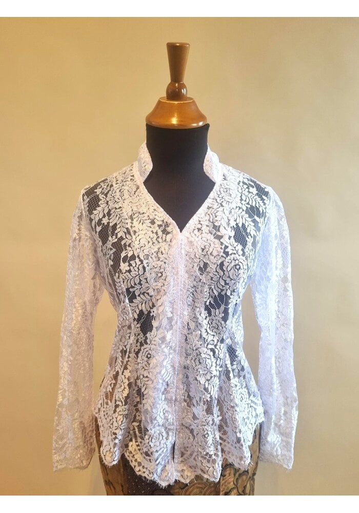 Kebaya wit met bijpassende sarong en batik riem