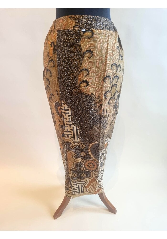 Kebaya wit met bijpassende sarong en batik riem
