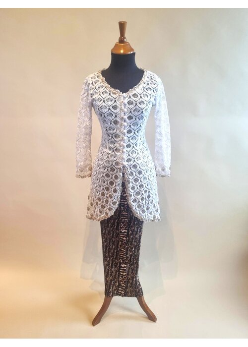 Kebaya elegant gebroken wit met bijpassende rok plisse