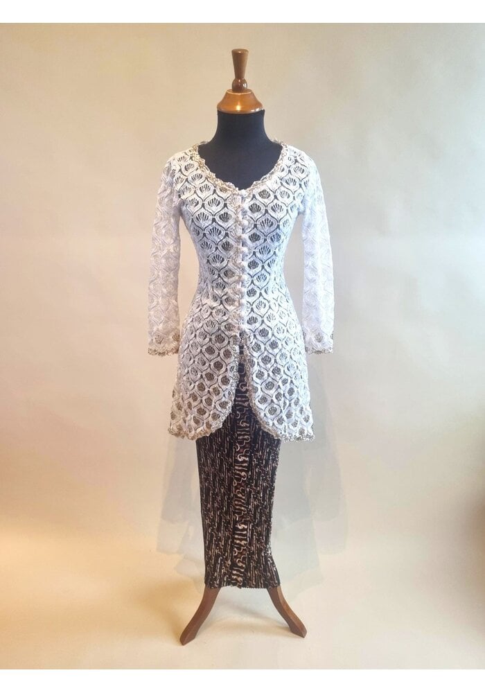 Kebaya elegant gebroken wit met bijpassende rok plisse
