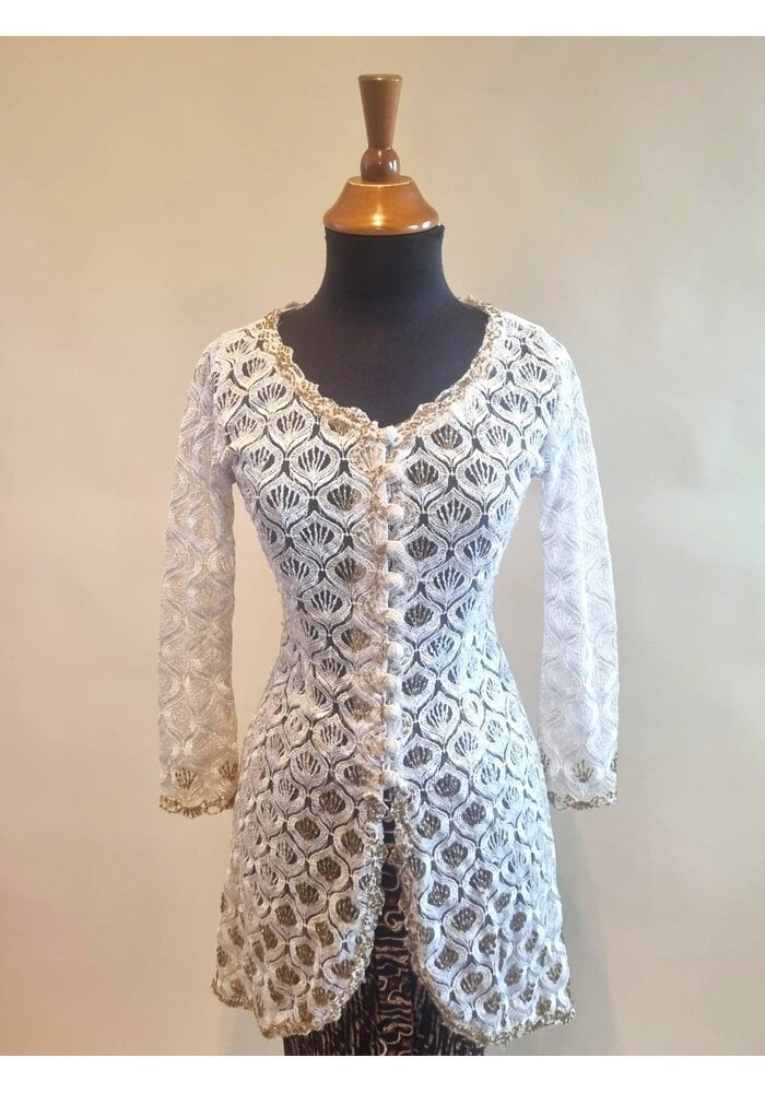 Kebaya elegant gebroken wit met bijpassende rok plisse