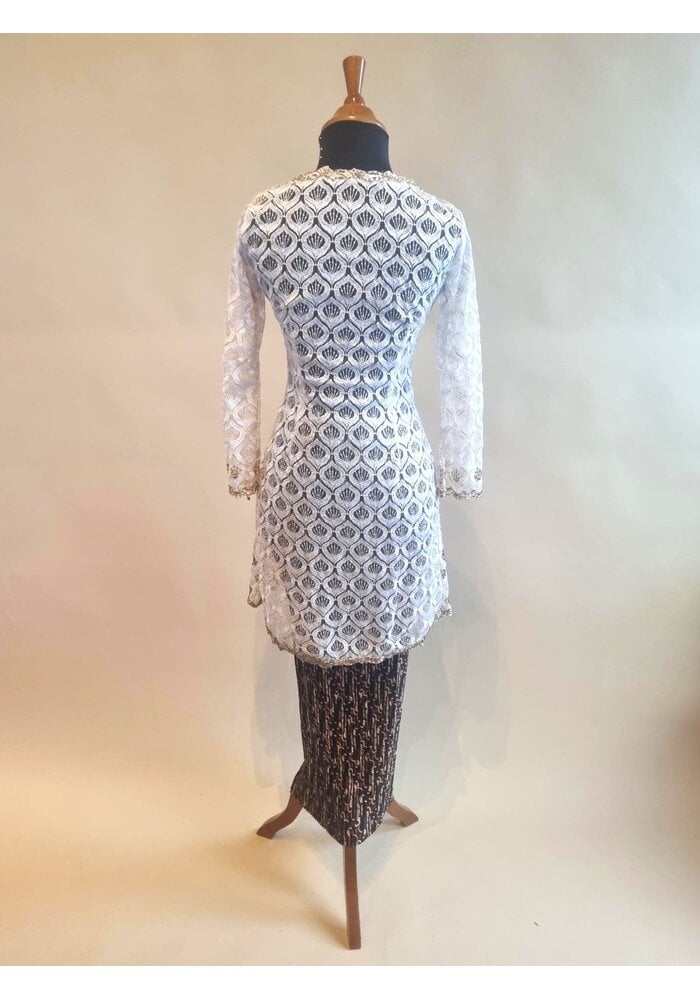 Kebaya elegant gebroken wit met bijpassende rok plisse
