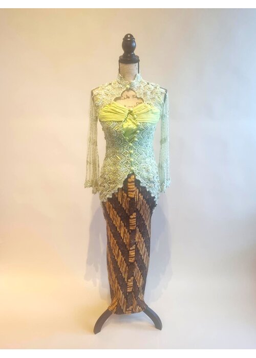 Kebaya trendy licht groen met bijpassende rok plisse