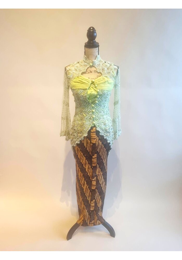 Kebaya trendy licht groen met bijpassende rok plisse