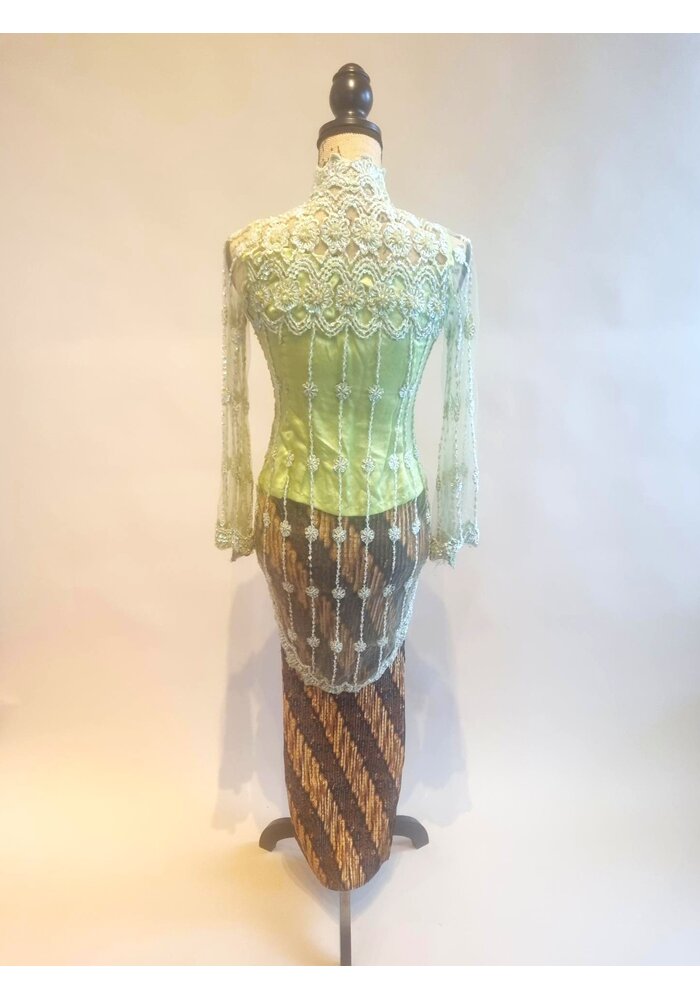 Kebaya trendy licht groen met bijpassende rok plisse