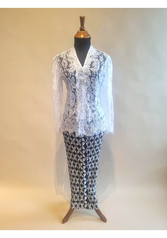 Kebaya trendy wit met bijpassende rok plisse
