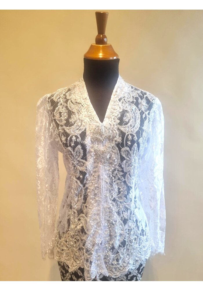 Kebaya trendy wit met bijpassende rok plisse