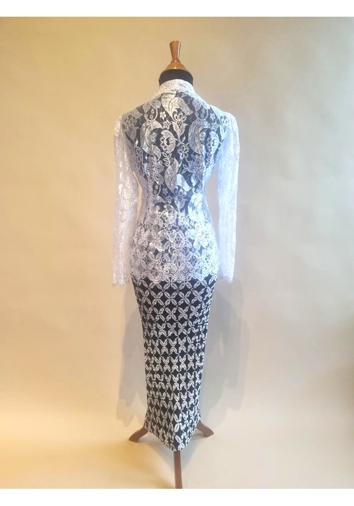 Kebaya trendy wit met bijpassende rok plisse
