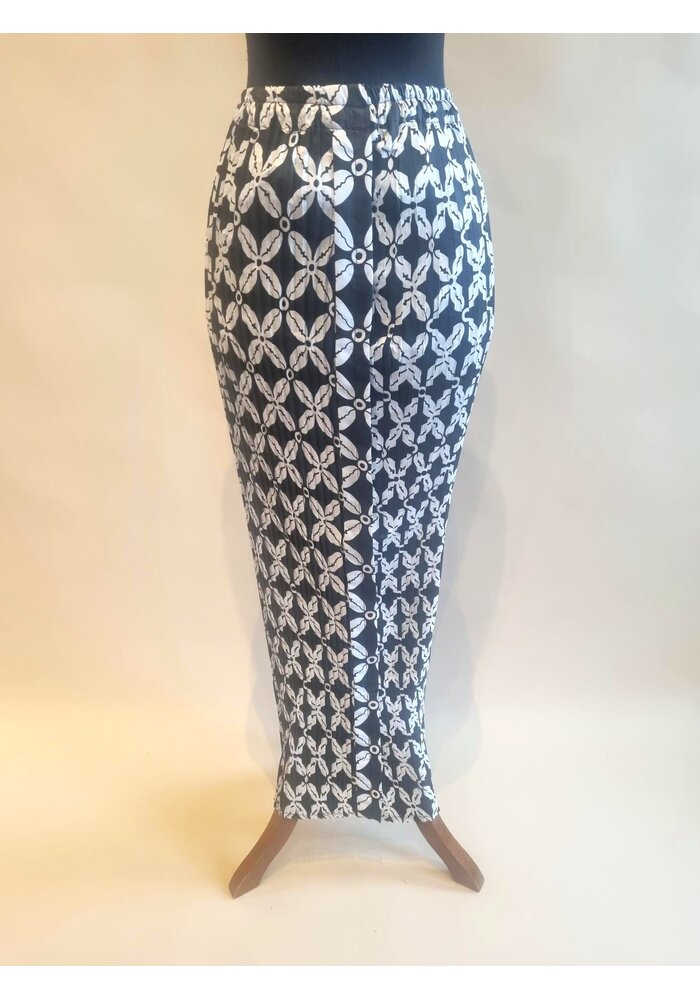 Kebaya trendy wit met bijpassende rok plisse