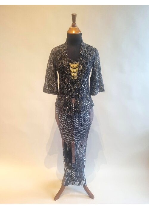 Kebaya  zwart 3/4 mouw met bijpassende rok plisse