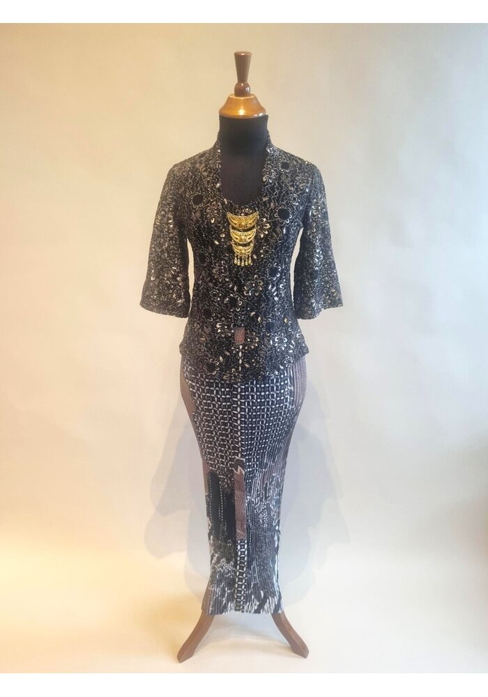 Kebaya  zwart 3/4 mouw met bijpassende rok plisse