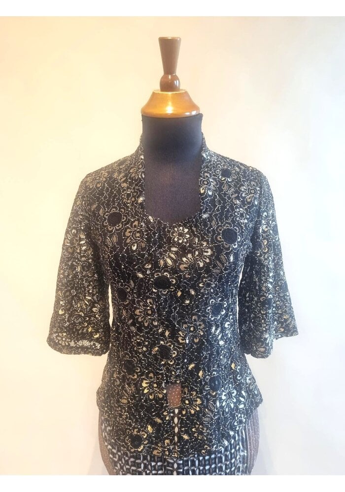 Kebaya  zwart 3/4 mouw met bijpassende rok plisse