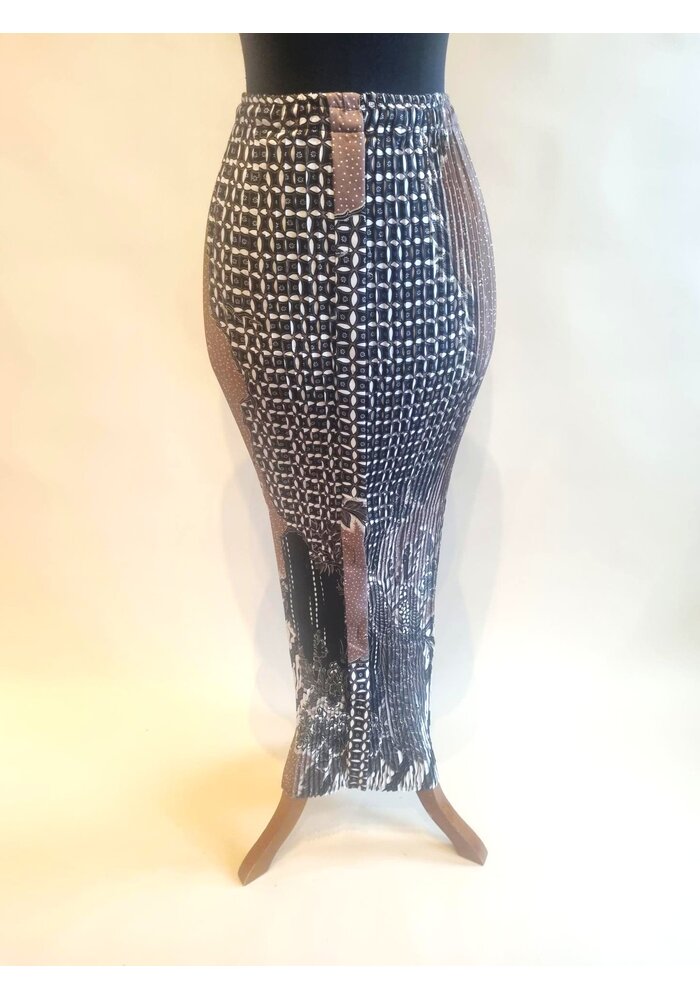 Kebaya  zwart 3/4 mouw met bijpassende rok plisse