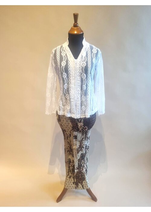 Kebaya elegant wit met bijpassende rok plisse