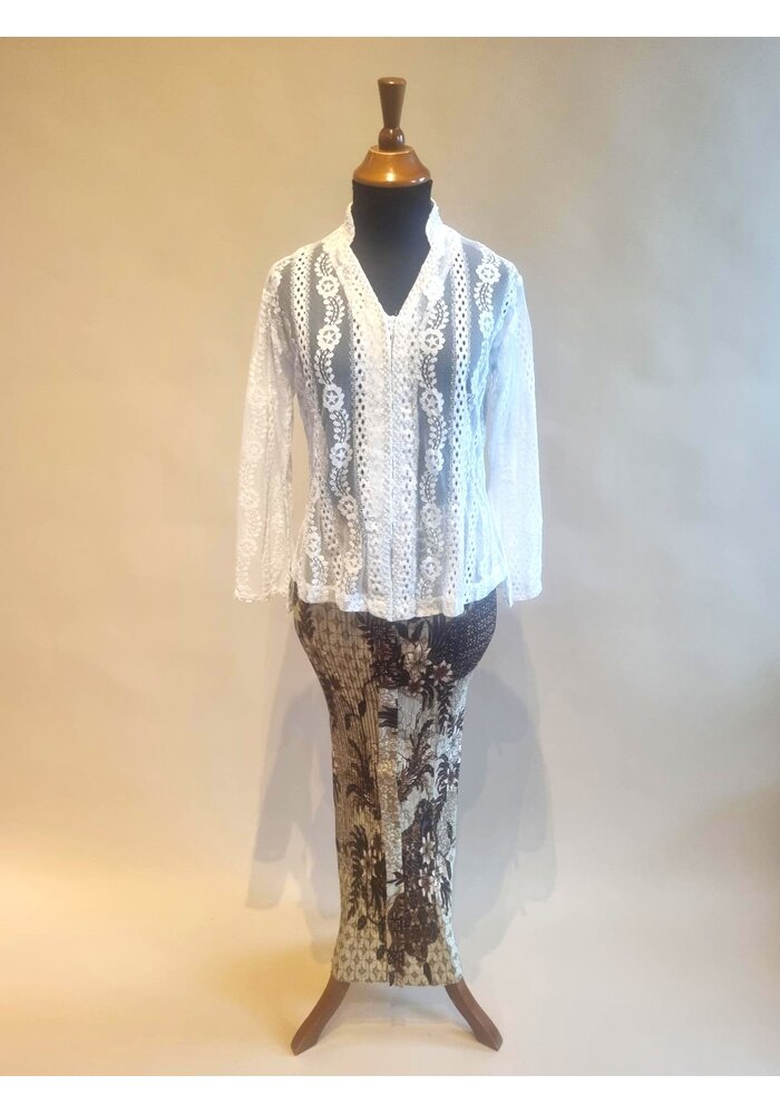 Kebaya elegant wit met bijpassende rok plisse