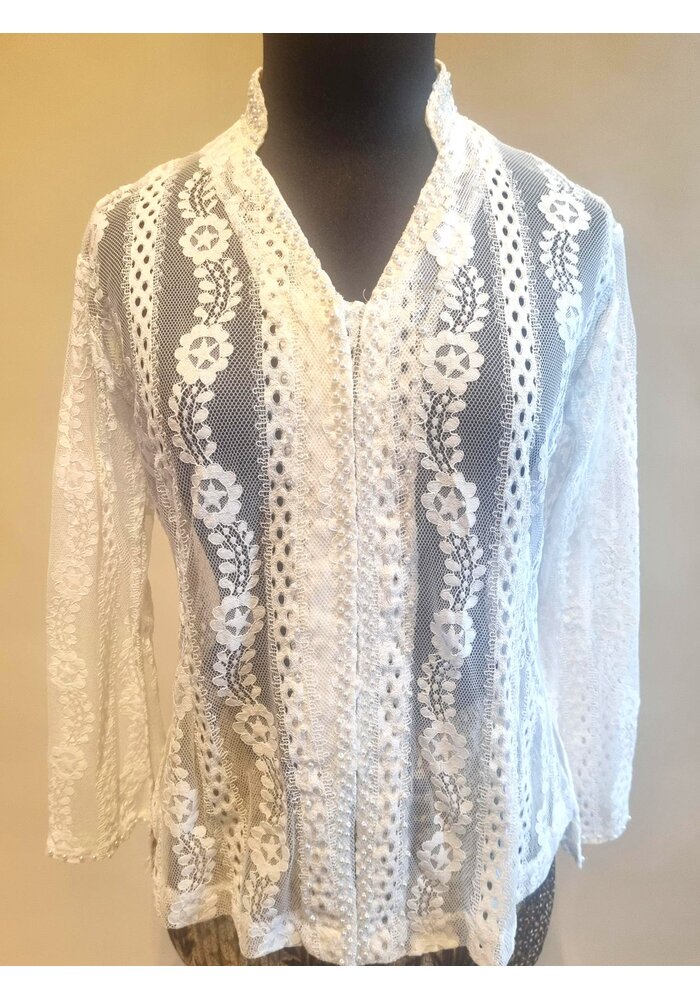 Kebaya elegant wit met bijpassende rok plisse