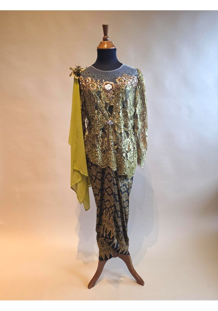 Kebaya glamour lemongroen met bijpassende sarong en selendang