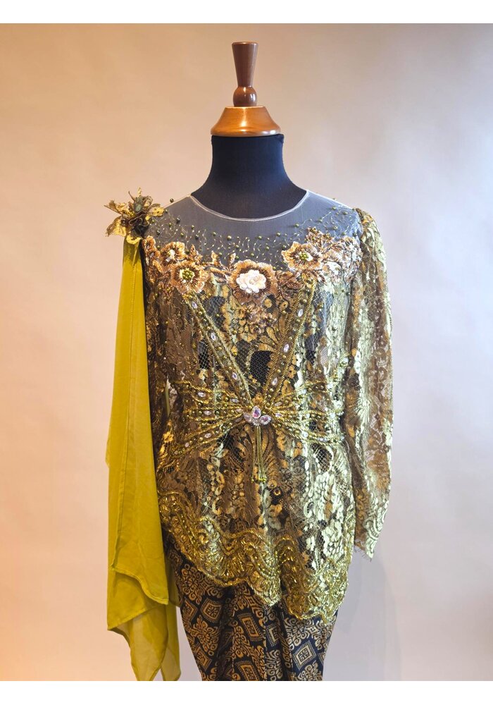 Kebaya glamour lemongroen met bijpassende sarong en selendang