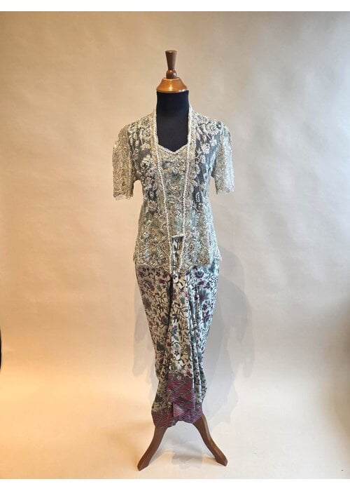 Kebaya glamour korte mouw met bijpassende sarong