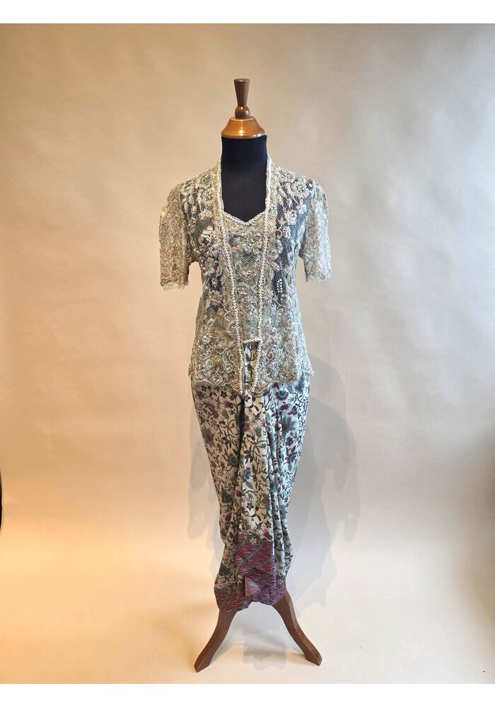 Kebaya glamour korte mouw met bijpassende sarong