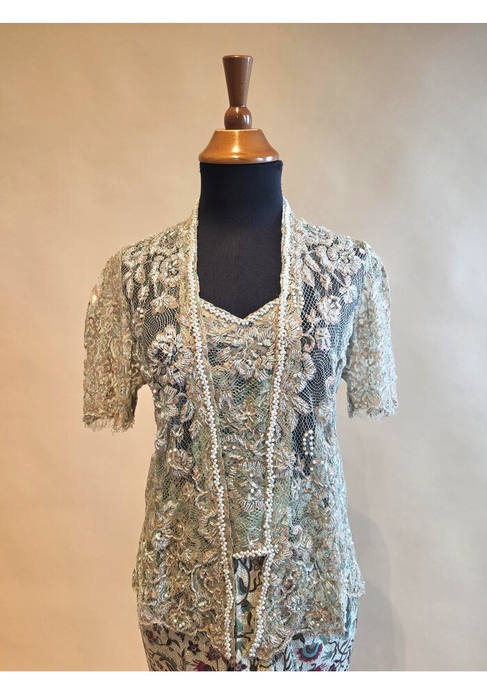 Kebaya glamour korte mouw met bijpassende sarong