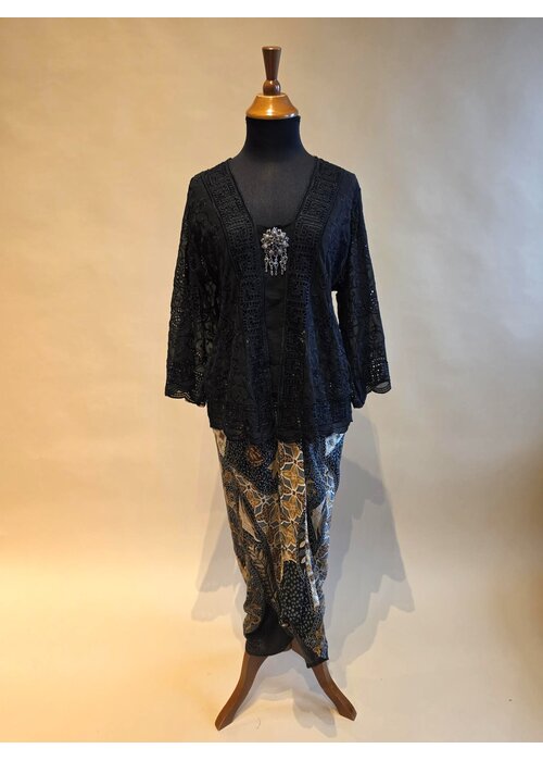 Kebaya zwart 3/4 mouw met bijpassende sarong