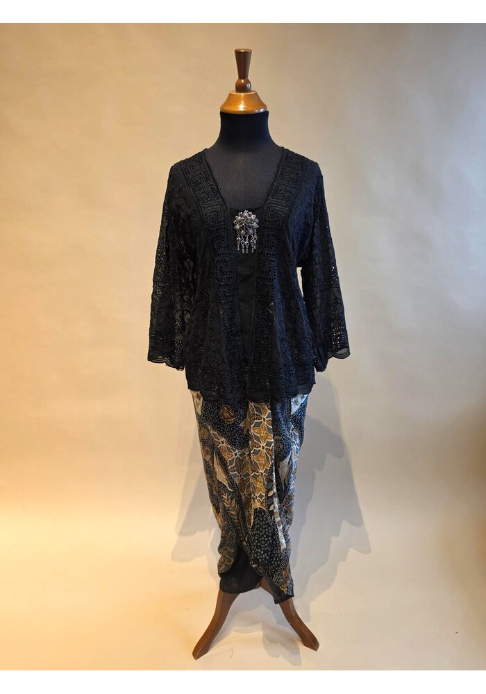 Kebaya zwart 3/4 mouw met bijpassende sarong