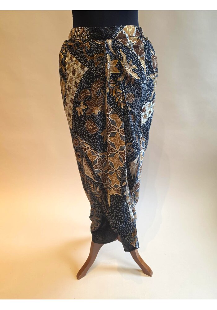 Kebaya zwart 3/4 mouw met bijpassende sarong