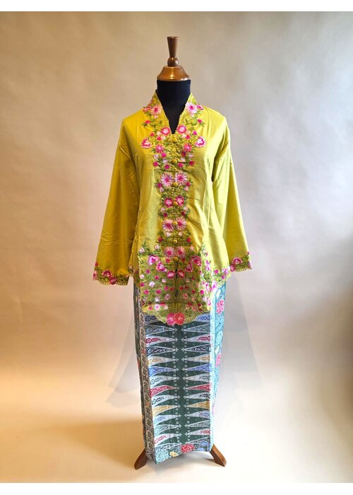 Kebaya nyonya mosterd met bijpassende sarong