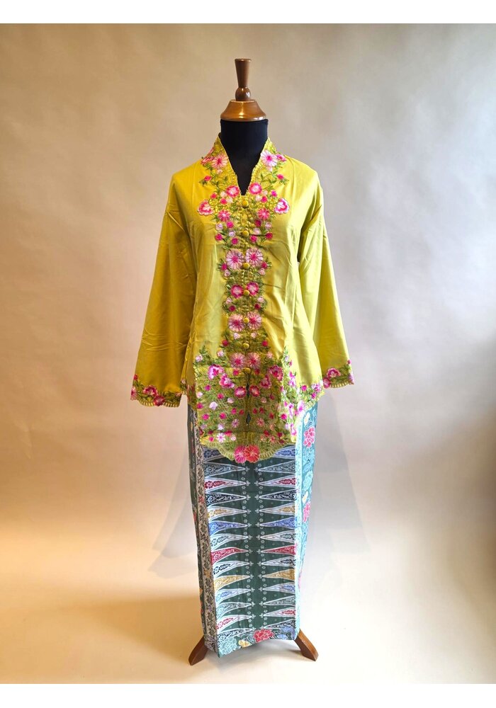 Kebaya nyonya mosterd met bijpassende sarong