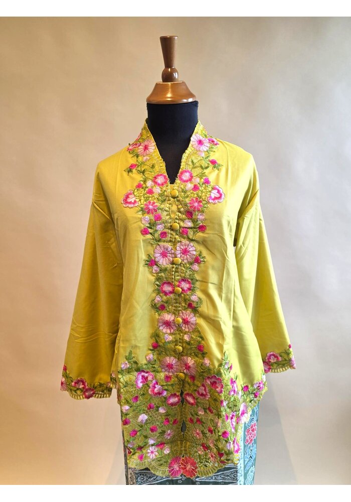 Kebaya nyonya mosterd met bijpassende sarong