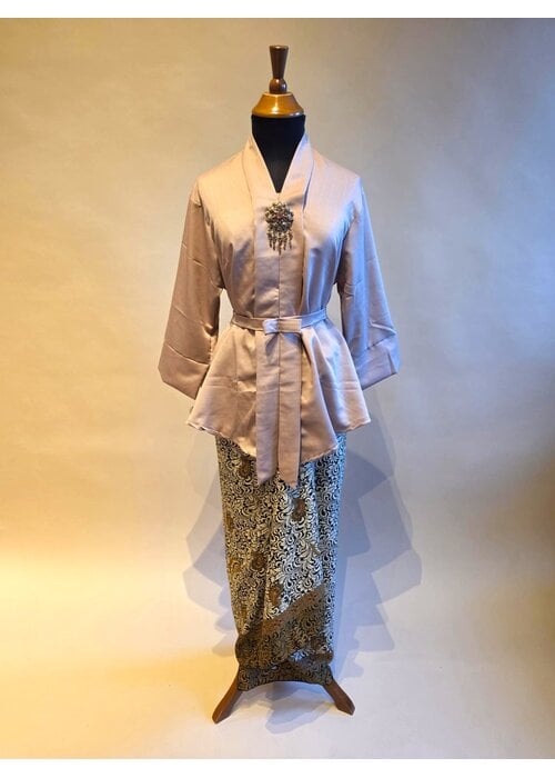 Kebaya Kartini beige met bijpassende wikkel rok