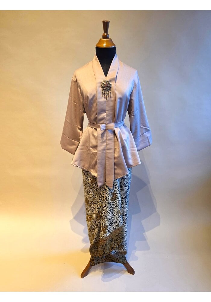 Kebaya Kartini beige met bijpassende wikkel rok