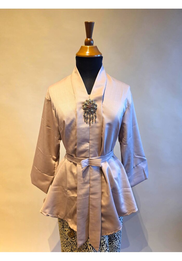 Kebaya Kartini beige met bijpassende wikkel rok
